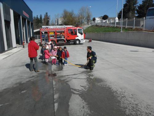 74 nenos do colexio Nuestra Seora de La Asuncin de Sarria coecen oabor dos bombeiros do Consorcio Provincial