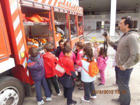50 nenos do CEIP de Cervo coecen o servizo do Consorcio Provincial de Bombeiros nunha visita s instalacins de Viveiro